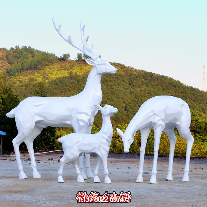 玻璃鋼梅花鹿雕塑，讓一家三口在公園戶外玩耍