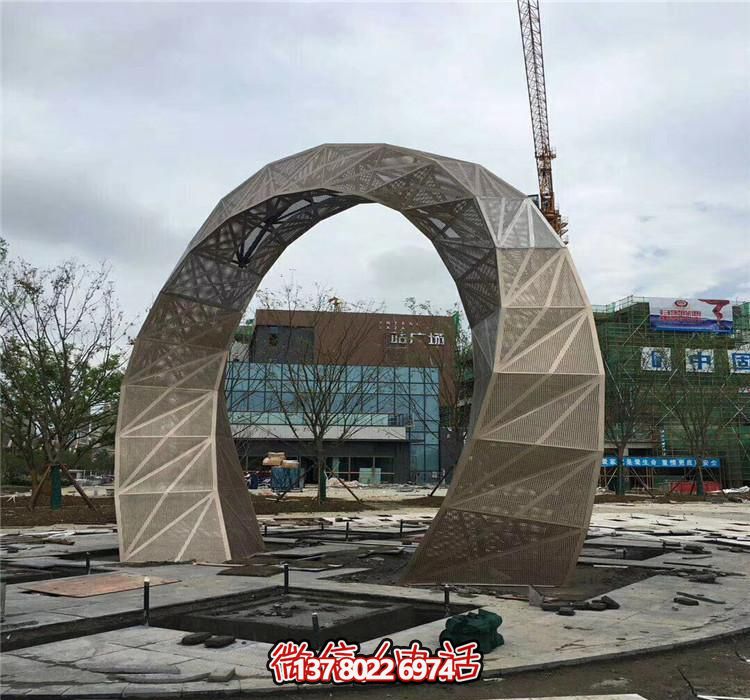 不銹鋼網(wǎng)格拱門(mén)雕塑，點(diǎn)綴廣場(chǎng)