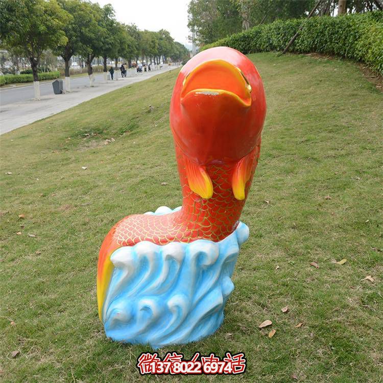 卡通玻璃鋼鯉魚雕塑，點(diǎn)綴游樂園園林