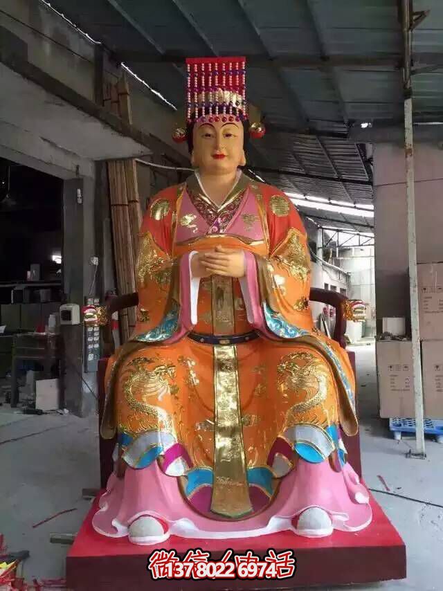 王母娘娘純銅雕塑，屹立于寺廟之中