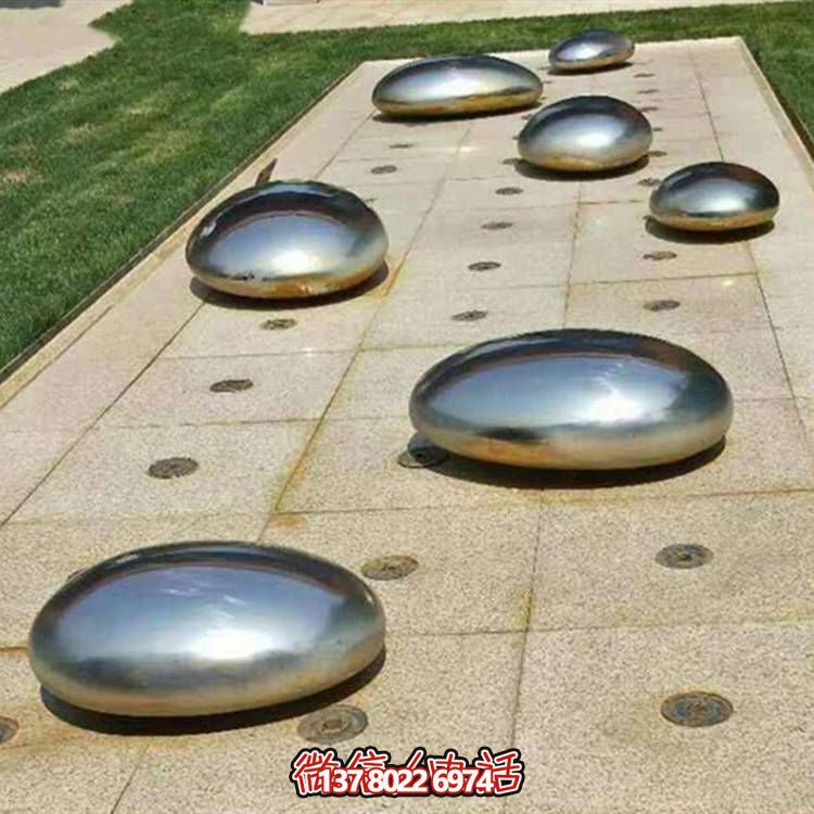 不銹鋼鏡面戶外噴泉水景擺件，以鵝卵石與雕塑裝飾