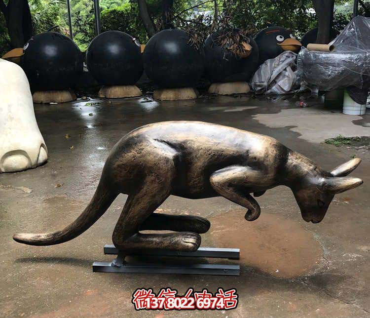 不銹鋼袋鼠雕塑，擺放于大型廣場
