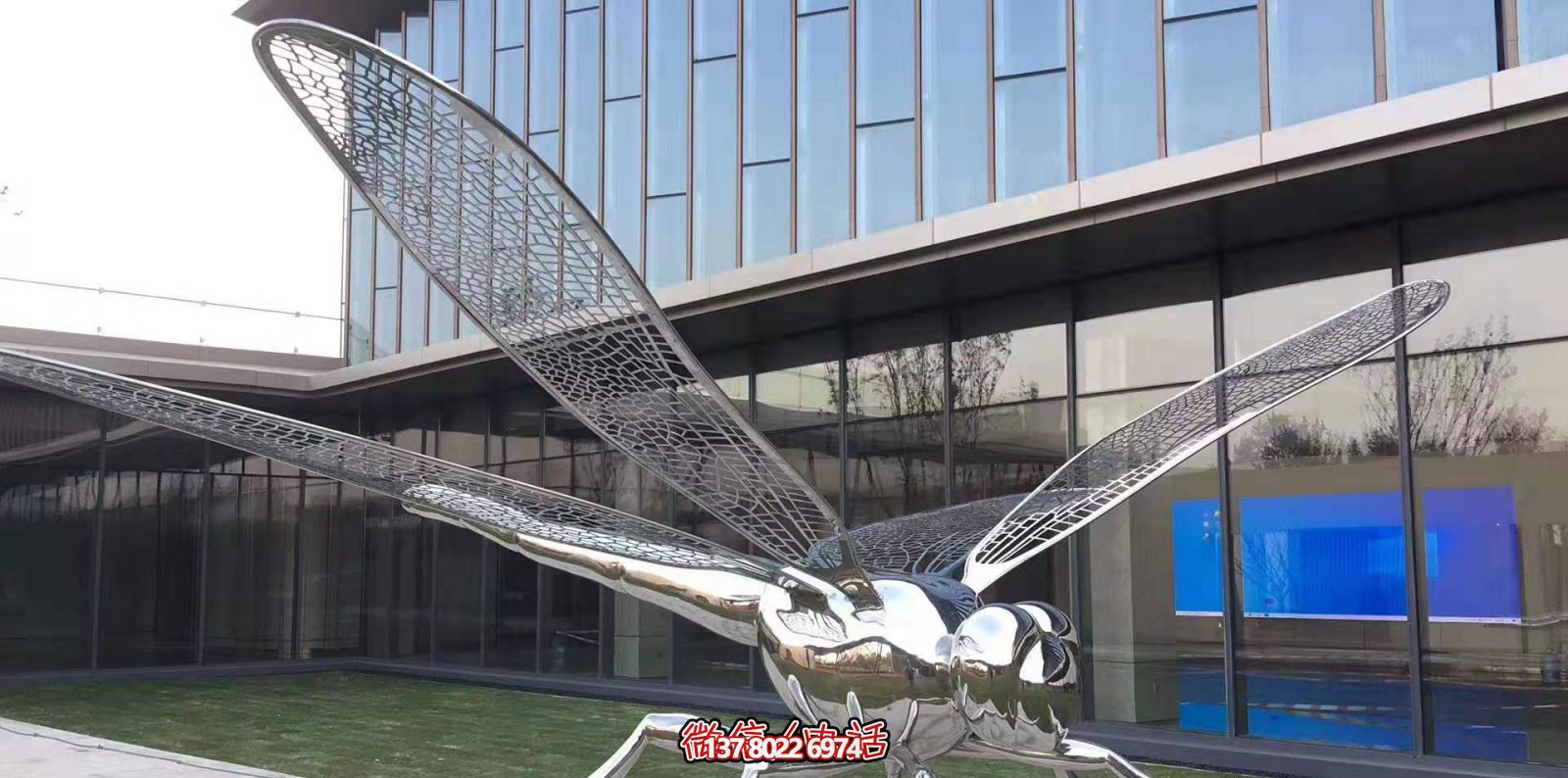 不銹鋼蜻蜓雕塑，鏡面反射大學(xué)花園抽象風(fēng)格