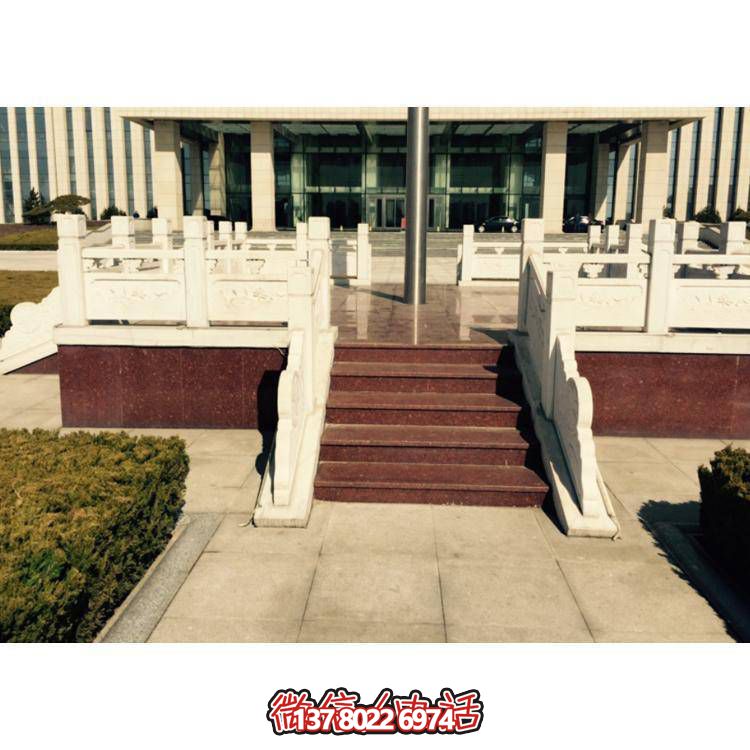 精美雕塑裝飾欄桿，增添學(xué)校廣場(chǎng)升旗臺(tái)象征意義