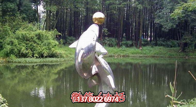 不銹鋼海豚雕塑，為小河邊增添游玩樂趣