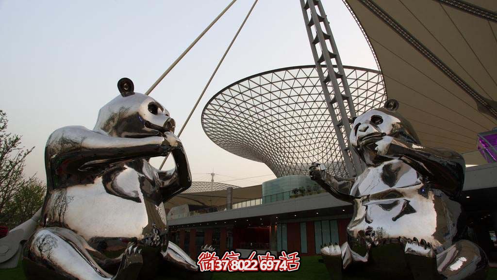 不銹鋼卡通熊貓雕塑，為動(dòng)物園擺放鏡面裝飾