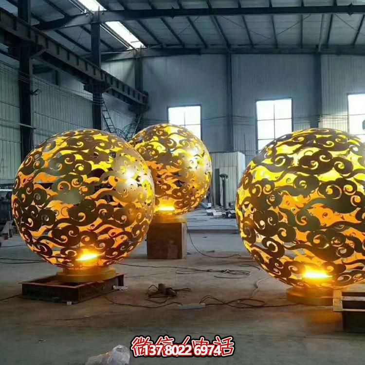 創(chuàng)意不銹鋼鏤空景觀擺件，為廣場帶來濃濃的藝術(shù)氣息