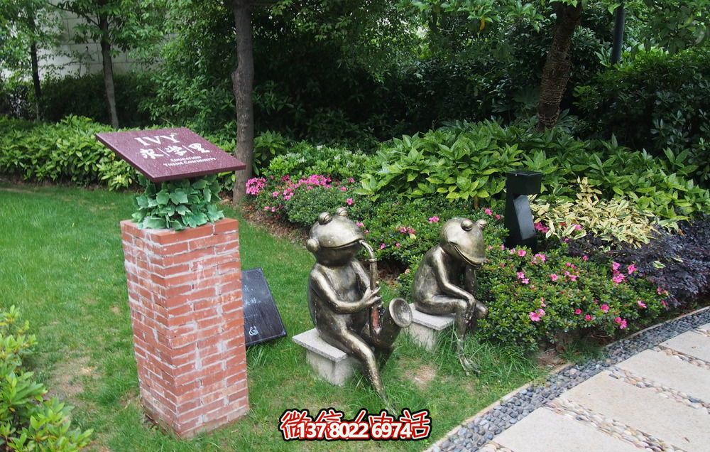 唯美青蛙雕塑，用不銹鋼增添公園景色