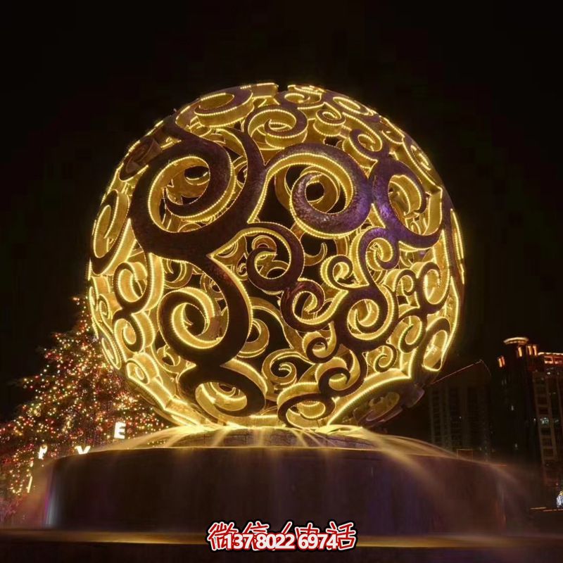 不銹鋼鏤空球雕塑，照亮夜晚的美麗噴泉