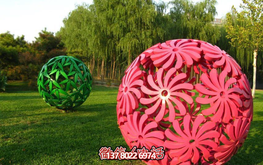 創(chuàng)意粉色鏤空球雕塑，為公園草坪增添童趣