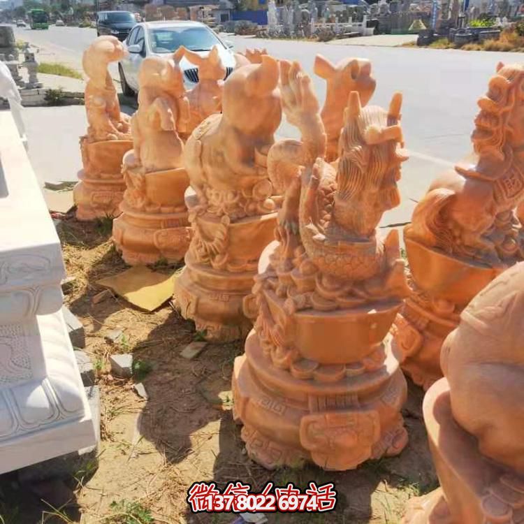 紅晚霞景區(qū)，十二生肖雕塑之旅