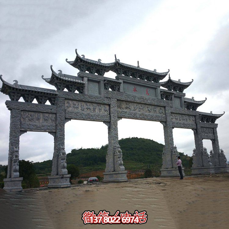 精美大型仿古青石雕刻門樓牌坊，為景區(qū)入口增添精彩