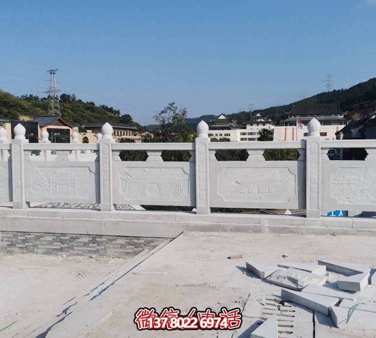 精美大理石雕塑，飾以圍欄的戶外河道裝飾