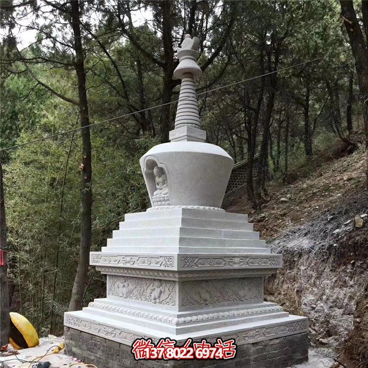 古老漢白玉石雕舍利塔，紀念古代寺廟的傳統(tǒng)藝術
