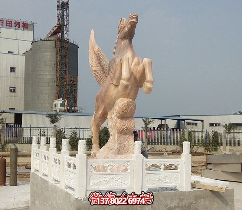 飛馬石雕創(chuàng)意雕塑，點(diǎn)綴廣場(chǎng)上的黃蠟石