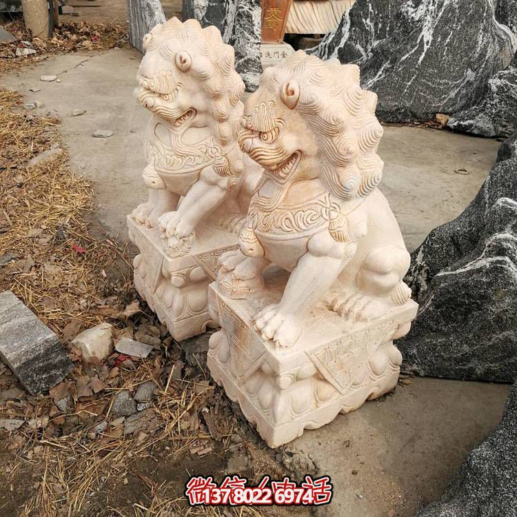 精美大理石雕刻石獅子，為酒店門口添彩晚霞紅