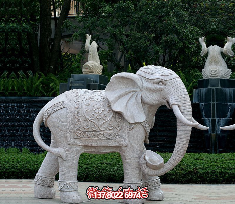 精美浮雕大象雕塑，點綴綠意花園
