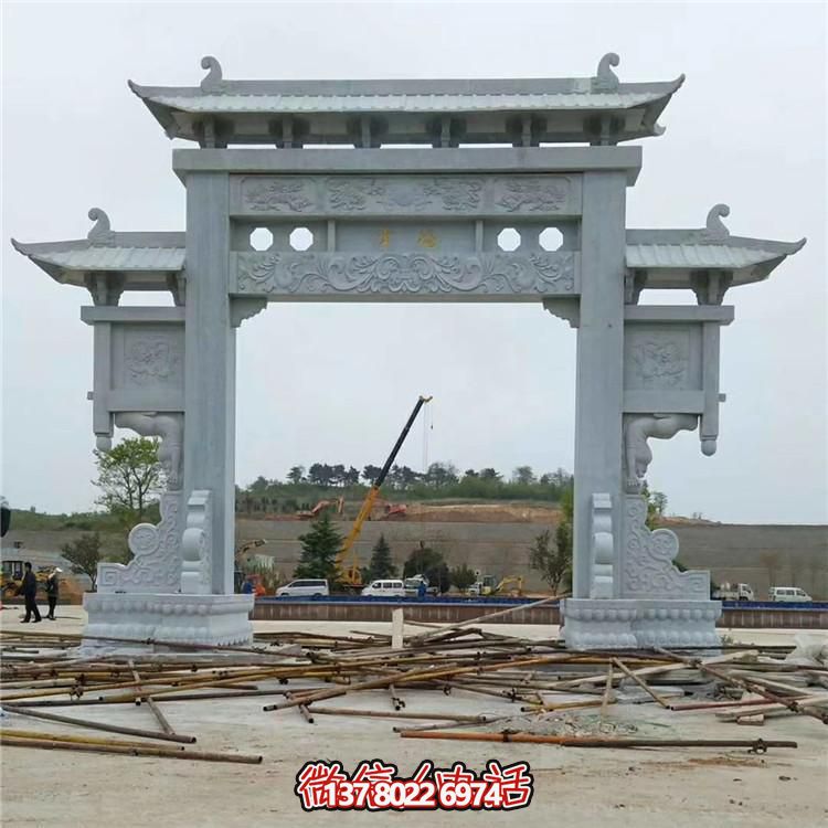 傳統(tǒng)工藝石雕牌坊，點綴鄉(xiāng)村美景