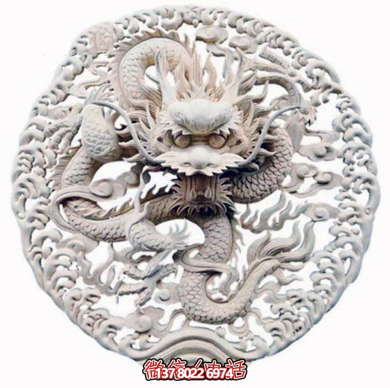 精美龍紋浮雕裝飾大門，點(diǎn)綴祠堂大門口