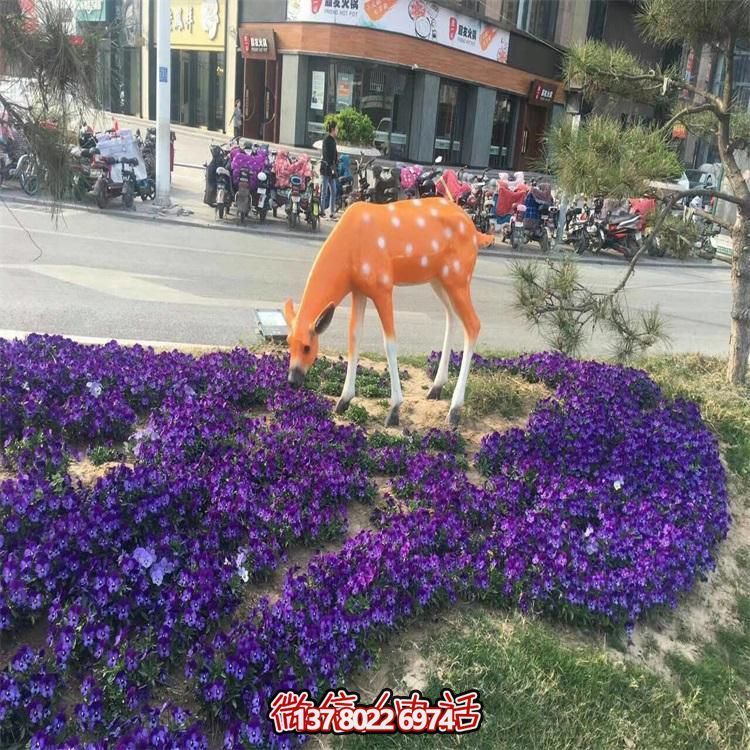 仿真鹿雕塑，在草叢中擺放，玻璃鋼打造
