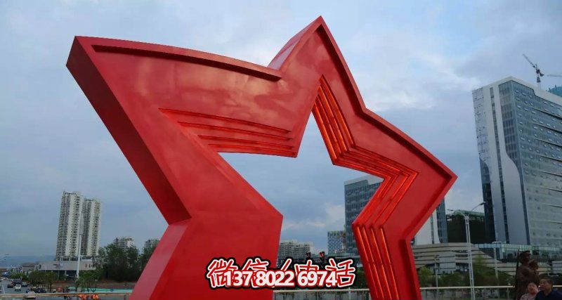 不銹鋼雕塑拱門，點綴景觀廣場