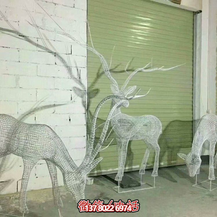 不銹鋼鏤空網(wǎng)格鹿燈光亮化擺件，為公園草坪上裝飾增添精彩