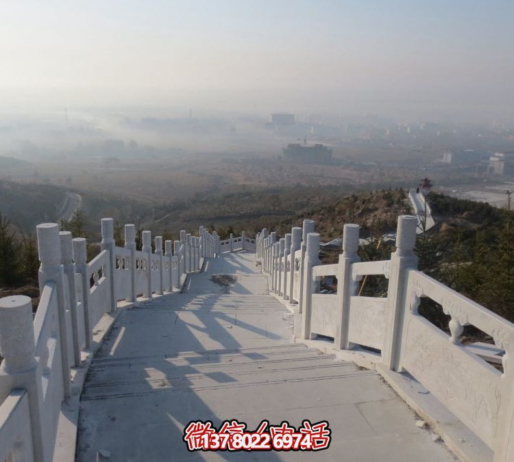 精致石雕護欄，漢白玉青石欄板點綴天然風情
