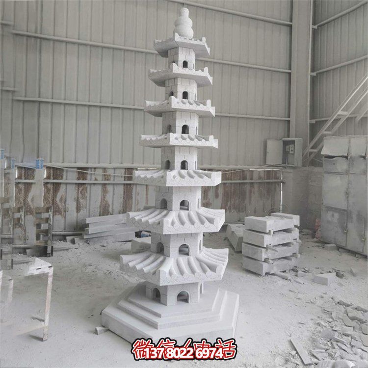 天然青石多層石佛塔，雕刻精美，為寺廟擺放