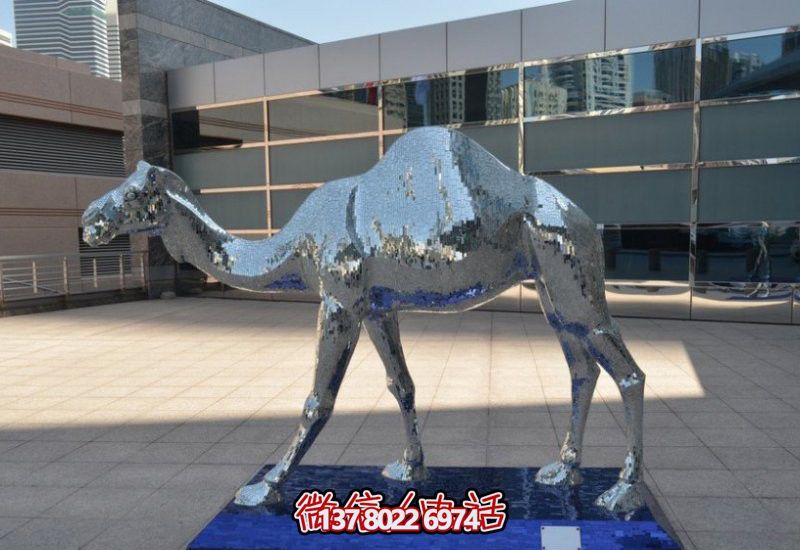 不銹鋼駱駝雕塑，為廣場添彩