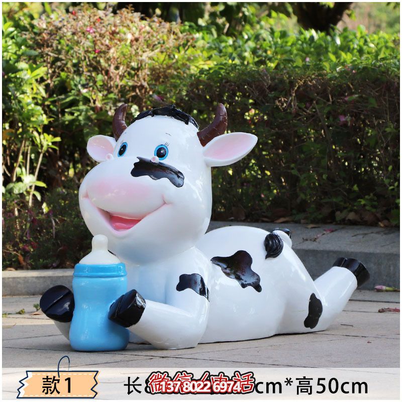 玻璃鋼牛雕塑，為幼兒園的幼兒們趴著喝奶更添樂(lè)趣