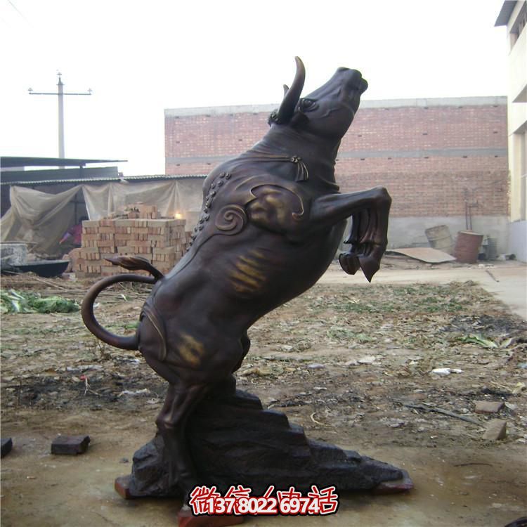 牛年奮進(jìn)雕塑，玻璃鋼仿銅戶外景區(qū)農(nóng)耕積極雕塑