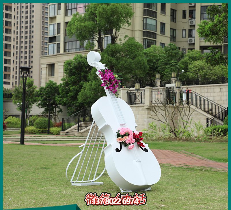 玻璃鋼雕塑，打造創(chuàng)意白色大提琴，點綴公園景區(qū)