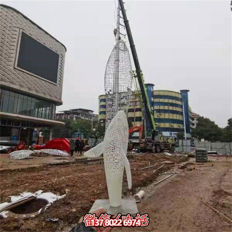 不銹鋼創(chuàng)意鏤空鯨魚雕塑，點(diǎn)綴園林景觀
