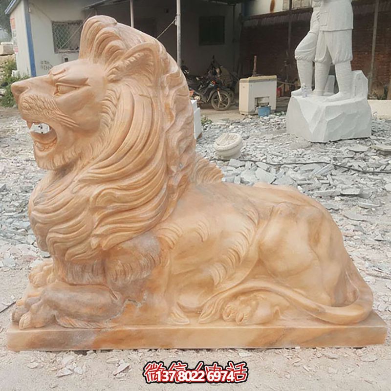 兇猛獅子紅石雕臥著雕塑，為公園景區(qū)添彩晚霞之美