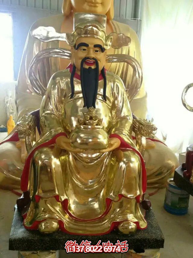 鎏金財(cái)神佛像雕塑，室內(nèi)供奉神像