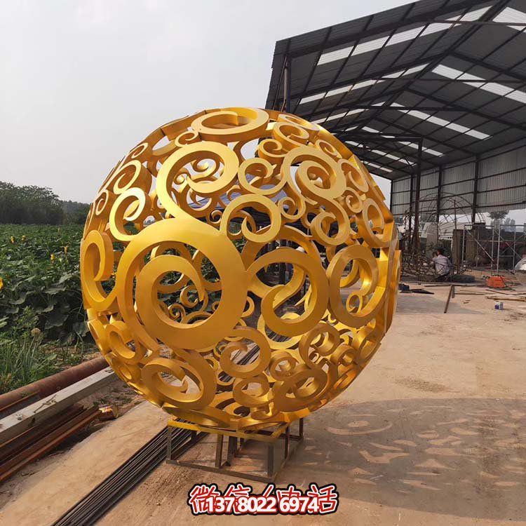 大型不銹鋼鏤空球雕塑，為園林景觀增添靈動之美