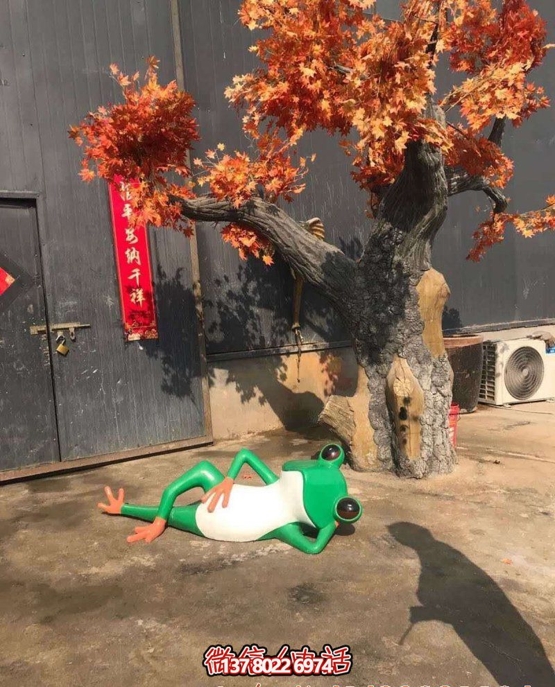 玻璃鋼雕塑躺臥青蛙，給公園增添美感
