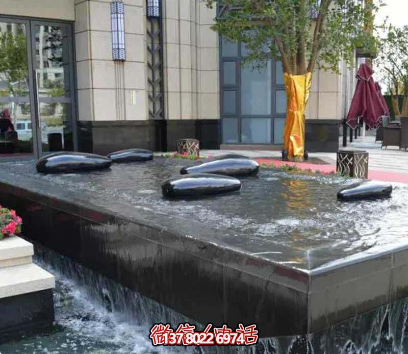 創(chuàng)意水中鵝卵石雕塑，為酒店池塘帶來抽象美感