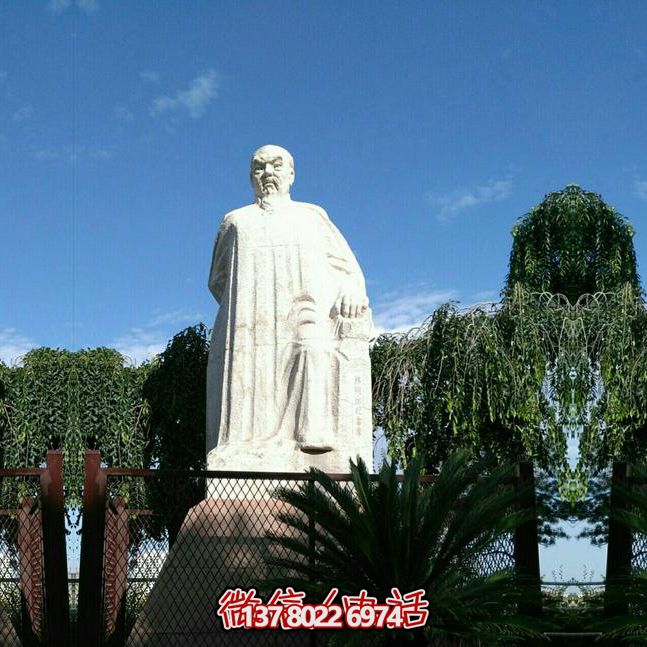 林則徐石雕塑，點(diǎn)綴校園廣場(chǎng)