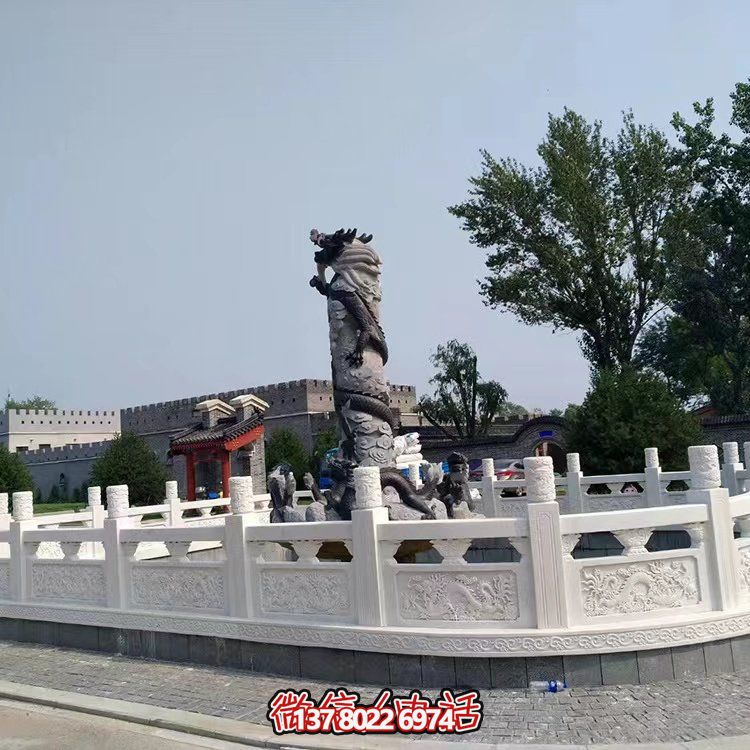 漢白玉石雕欄板，為景區(qū)水池提供防護(hù)及園林裝飾