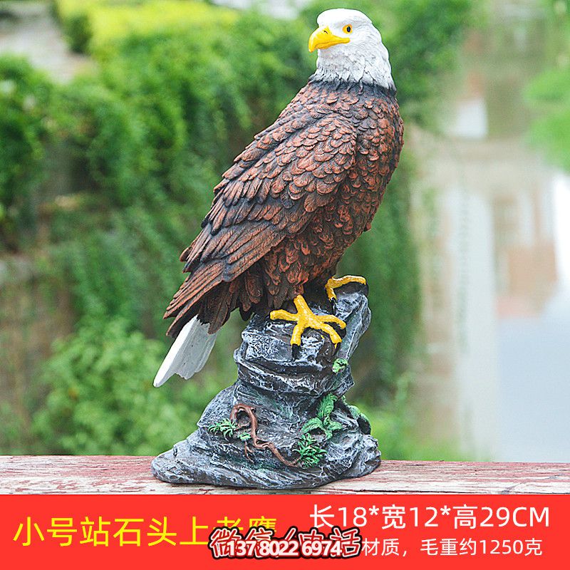 石頭藝術(shù)老鷹雕塑，點(diǎn)綴花園站