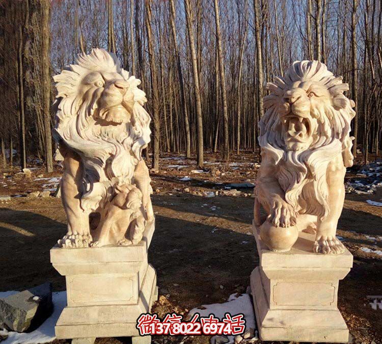紅色獅子雕塑，欣賞絕美晚霞