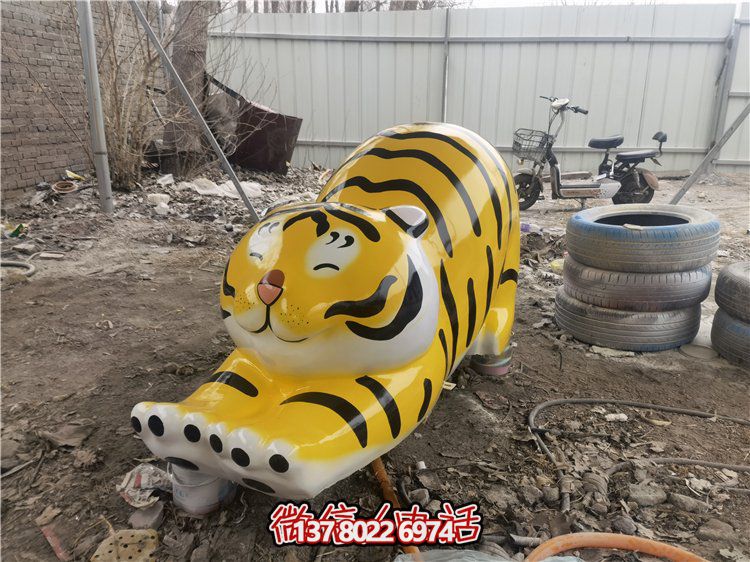 玻璃鋼彩繪抽象老虎雕塑，為幼兒園裝飾而生