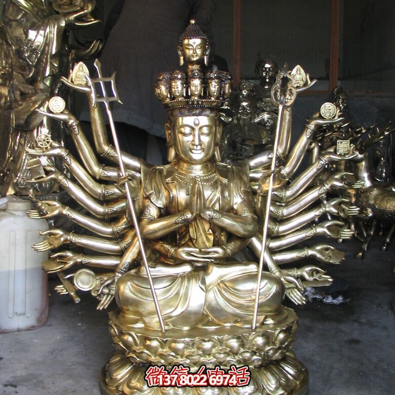 鎏金菩薩雕塑，供奉觀音祈福