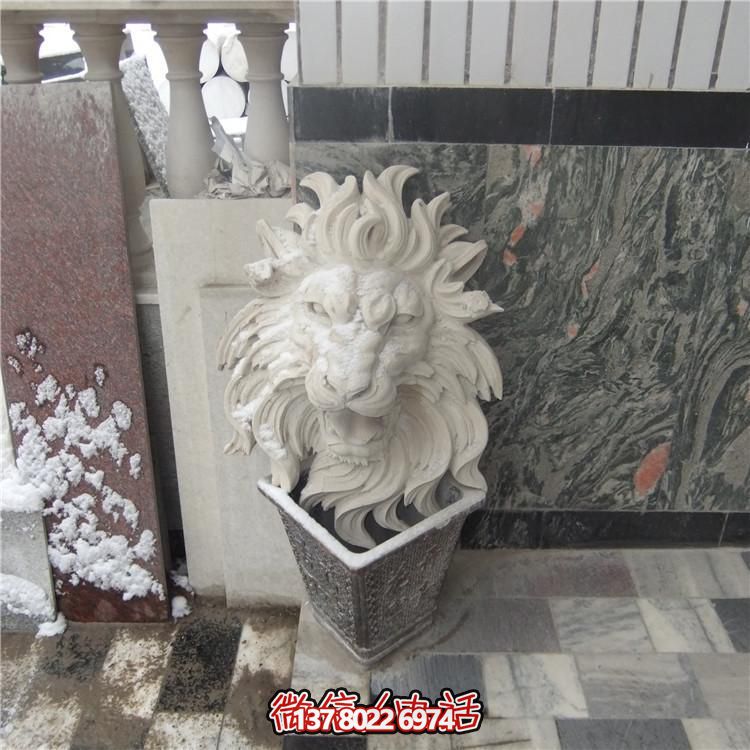 豪華別墅大型紅石獅子雕塑，園林景觀完美呈現(xiàn)