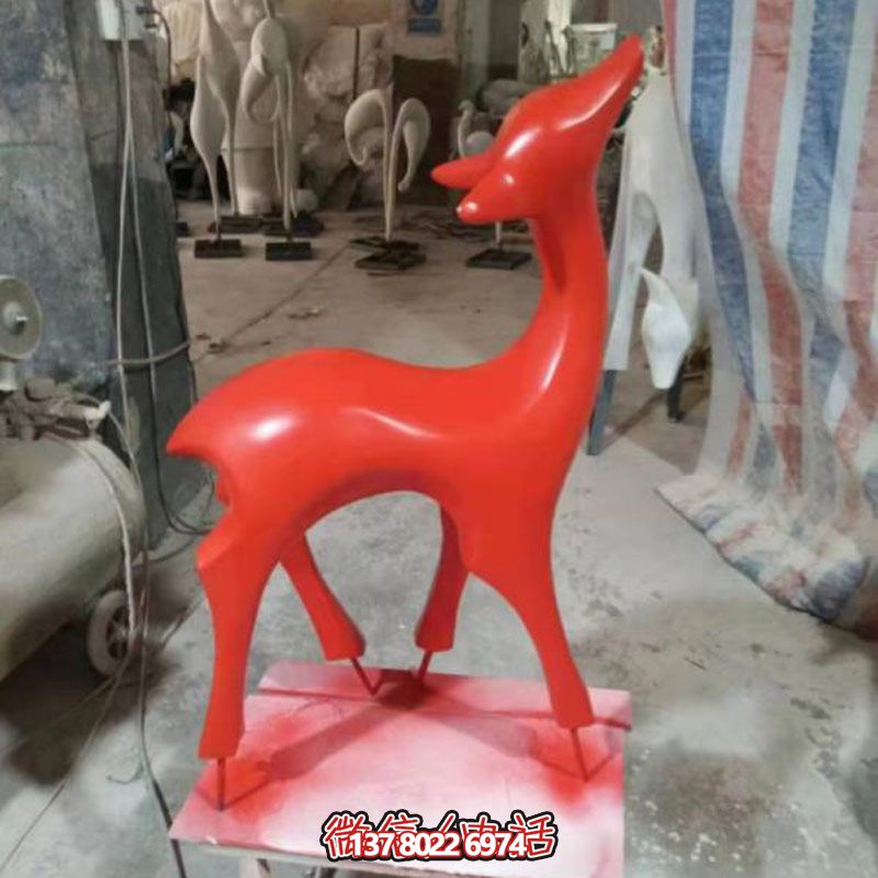 玻璃鋼制紅色梅花鹿雕塑，裝點別墅小區(qū)精致美觀