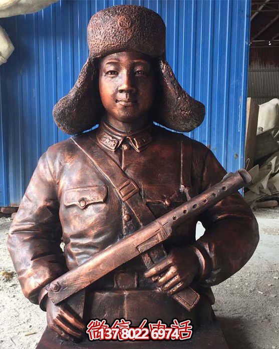 不銹鋼仿銅雷鋒持槍雕塑，現(xiàn)代雷鋒屹立于戶外景區(qū)