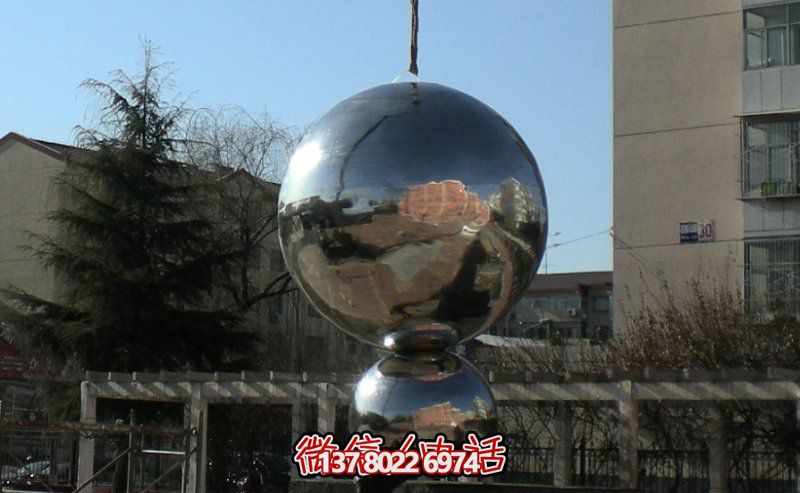 不銹鋼球體雕塑，鏡面反光，室外裝點(diǎn)美化