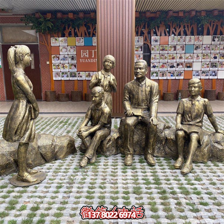 仿銅人物雕塑，裝點步行街情景