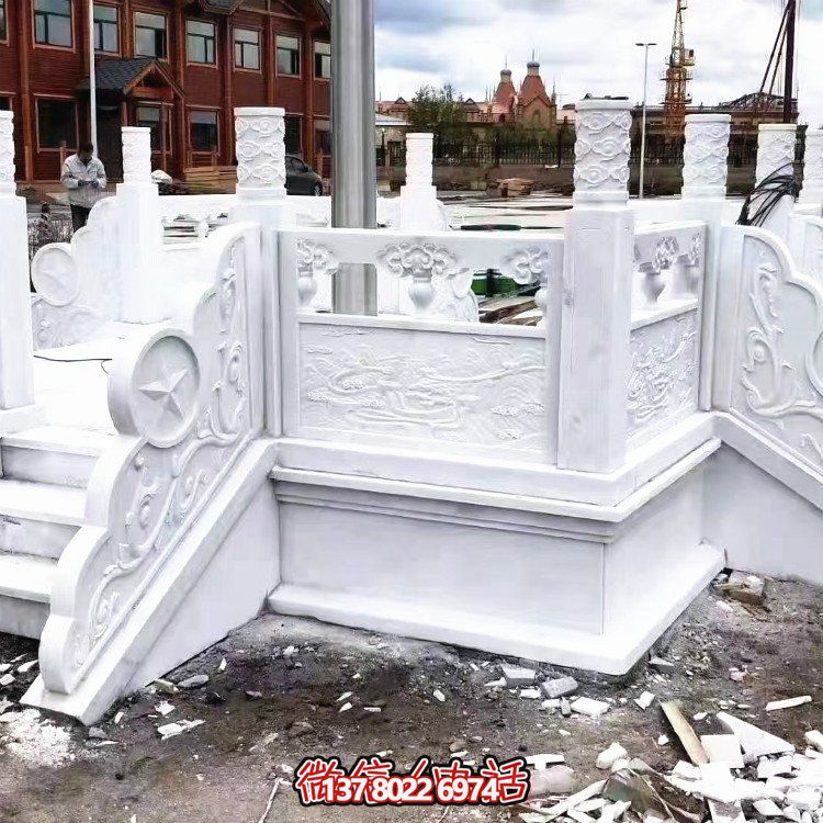 漢白玉升旗臺，做工精美，安全防護欄桿